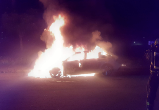 Arde un vehículo na urbanización Riotorto, na parroquia de San Xoán, en Carballo